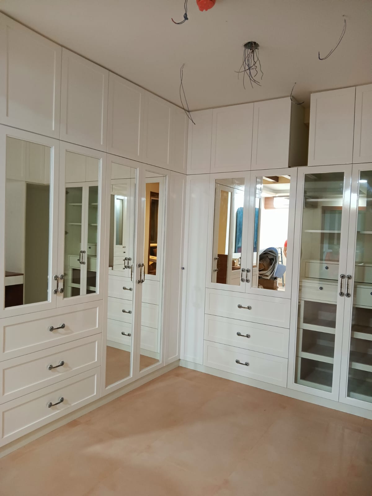 Office Furniture Setup in Bangalore – Desks, Chairs